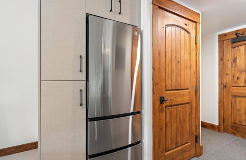 Tamarack Apartment | Captivating Studio with Balcony