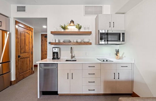 Tamarack Apartment | Captivating Studio with Balcony