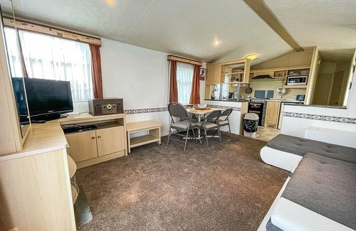 Clacton-on-Sea House | Caravan at Highfield Grange with decking, sleeps 6 ref 26446BA