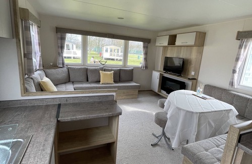Flookburgh Cabin | Caravan - Sleeps up to 8 & Free parking