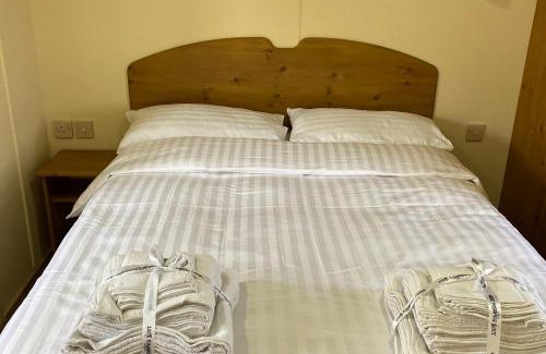 Newton Stewart Ski Chalet | Caravan - Sleeps 4 - Pet friendly - Parking