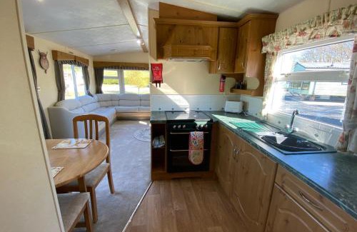 Newton Stewart Ski Chalet | Caravan - Sleeps 4 - Pet friendly - Parking
