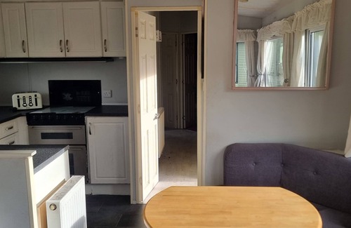 Llanfair Caereinion Villa | Caravan - Sleeps 8, pet friendly & hot tub