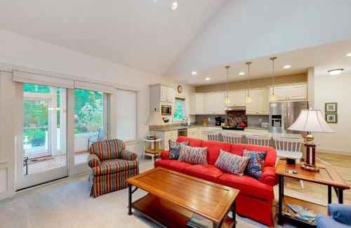 Glen Arbor House | Cardinal Corner