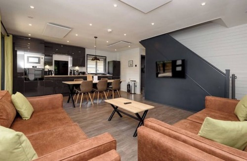 Looe Cabin | Cardinham Lodge (3 bedroom - max 6 occ) - VP8