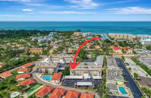 Siesta Key House | Carefree Coconut-2 bedroom condo with heated pool and close to beach