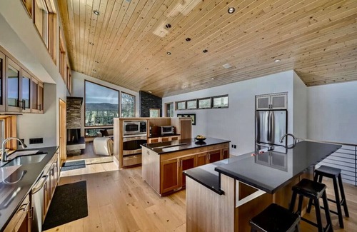 Nederland House | Caribou Ridge with Hot Tub! Pet Friendly + James Peak Views -Sleeps 10