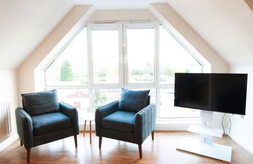 Burton on Trent Apartment | Caribou Suite-Bright & Spacious 2-Bed, Gated Parking, Close to City & Hospital
