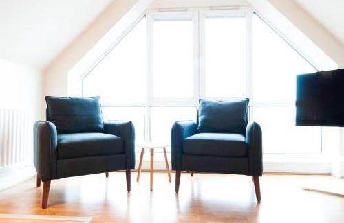 Burton on Trent Apartment | Caribou Suite-Bright & Spacious 2-Bed, Gated Parking, Close to City & Hospital