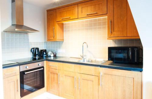 Burton on Trent Apartment | Caribou Suite-Bright & Spacious 2-Bed, Gated Parking, Close to City & Hospital