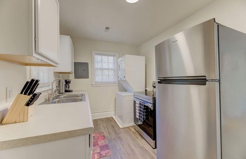 Rosewood Apartment | ☀Carolina Crash Pad | Upstairs ☀ Pet Friendly!