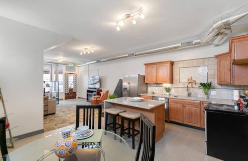 Englewood Apartment | Carousel One - 720 sf in a proven location with a proven host