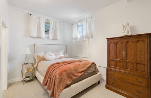 Englewood Apartment | Carousel One - 720 sf in a proven location with a proven host