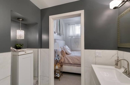 Englewood Apartment | Carousel One - 720 sf in a proven location with a proven host