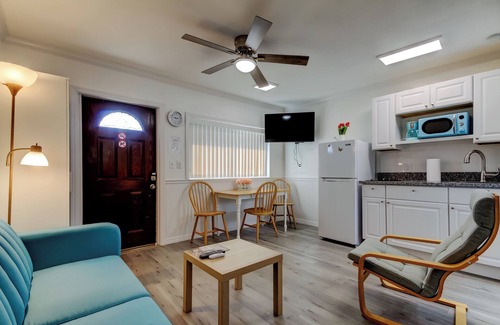 Sunset Reef Hotel | CAROUSEL SUITES STUDIO #1 VACATION JUST STEPS FROM THE BEACH - NEWLY RENOVATED