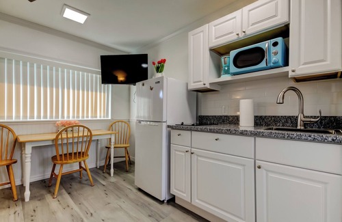 Sunset Reef Hotel | CAROUSEL SUITES STUDIO #1 VACATION JUST STEPS FROM THE BEACH - NEWLY RENOVATED