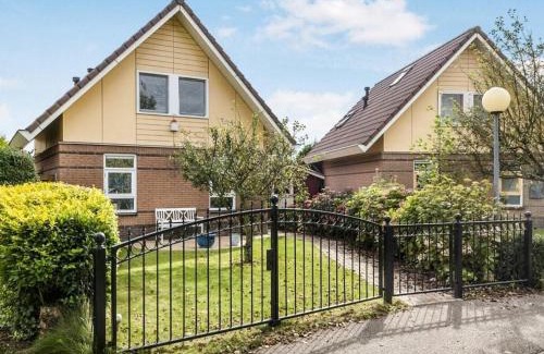 Medemblik House | Carpe Diem with jetty and boat