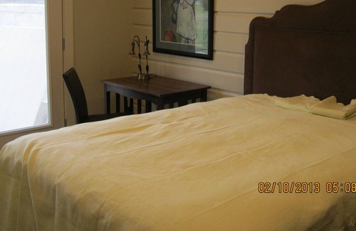 Waco Cottage | Carriage House near Baylor & Magnolia Silos.