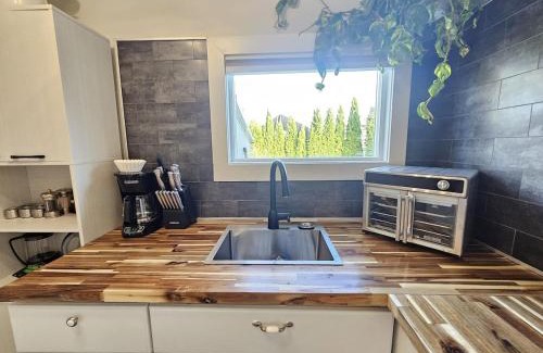 Rutland House | Carriage house with hot tub close to Ski Hill and Wineries