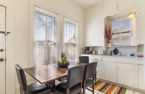 Bandera House | Carriage Inn - Medina Suite 1
