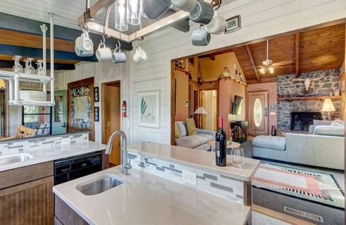 Dahlonega House | Carson's Run on Cedar Mountain-Cozy retreat with spectacular mountain views.