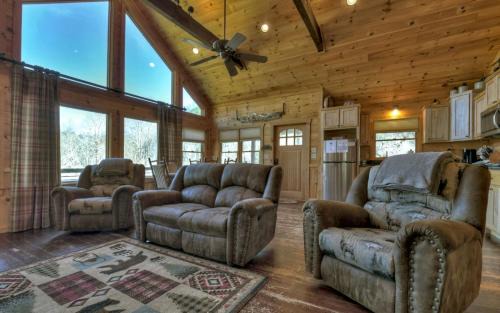 Blue Ridge Villa | Carters Cozy Cabin - Relax or Roam 13 Acres