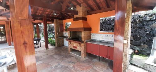 Estufa I House | Casa 5 suítes com piscina e churrasqueira