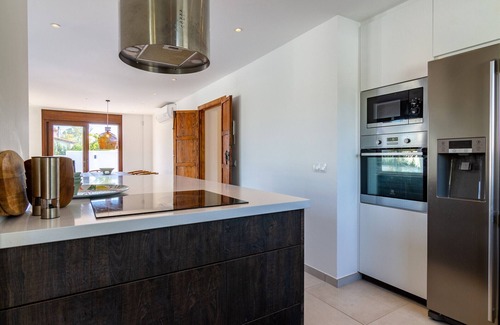 San Pedro de Alcantara Villa | Casa Adel - Cozy 4Bd Beach Bungalow in Marbella