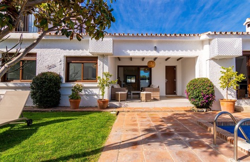 San Pedro de Alcantara Villa | Casa Adel - Cozy 4Bd Beach Bungalow in Marbella