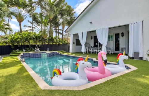 Park East Villa | Casa Asaka Waterfront Pool Paradise