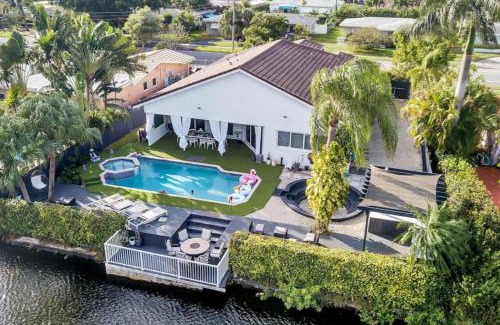 Park East Villa | Casa Asaka Waterfront Pool Paradise