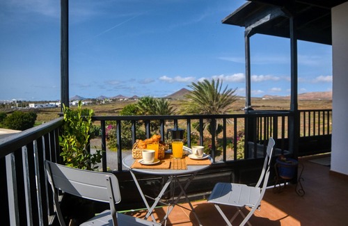 Costa Teguise Ski Chalet | Casa Atlantida - Quiet house with balcony and fast Wifi
