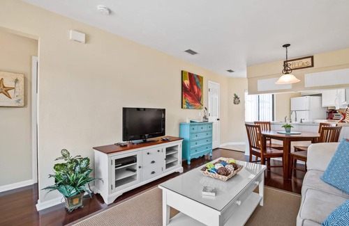 Mid Island Condo | CASA BELLA "C " - STEPS TO THE BEACH - 1 bed/1 bath - Sleeps 2