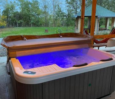 Petrovaradin House | Casa Bella Fruška Gora with HOT TUB