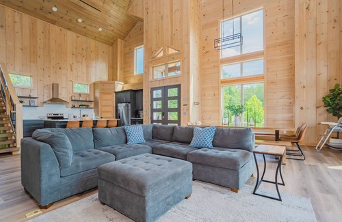 Gatlinburg - Pigeon Forge Cabin | Casa Bella: Mtn Views, Movie Room, Games, Hot Tub, Wifi, Yard with Fire Pit!