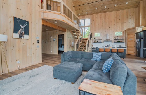 Gatlinburg - Pigeon Forge Cabin | Casa Bella: Mtn Views, Movie Room, Games, Hot Tub, Wifi, Yard with Fire Pit!
