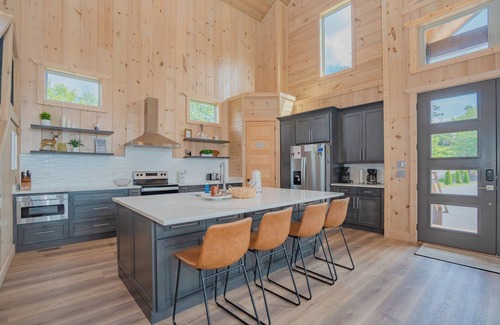 Gatlinburg - Pigeon Forge Cabin | Casa Bella: Mtn Views, Movie Room, Games, Hot Tub, Wifi, Yard with Fire Pit!