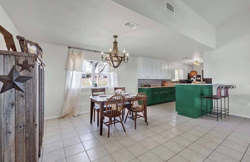Fredericksburg House | Casa Blanca: Hot-tub, Fire Pit, Hill Country Views