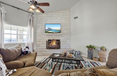 Fredericksburg House | Casa Blanca: Hot-tub, Fire Pit, Hill Country Views