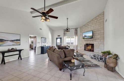 Fredericksburg House | Casa Blanca: Hot-tub, Fire Pit, Hill Country Views