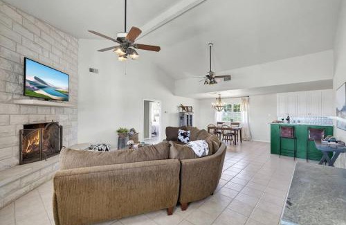 Fredericksburg House | Casa Blanca: Hot-tub, Fire Pit, Hill Country Views