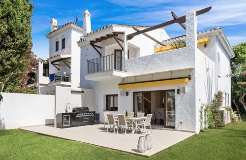 Marbella Ski Chalet | Casa Blanca Mar - Peaceful & stunning 4 bed Townhouse!