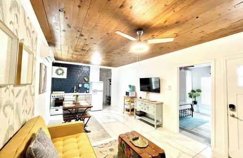 Southside House | Casa Blanca near Downtown