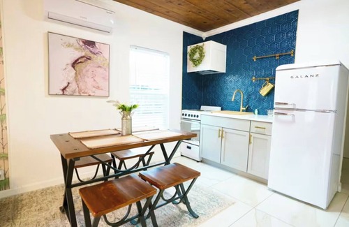 Southside House | Casa Blanca near Downtown