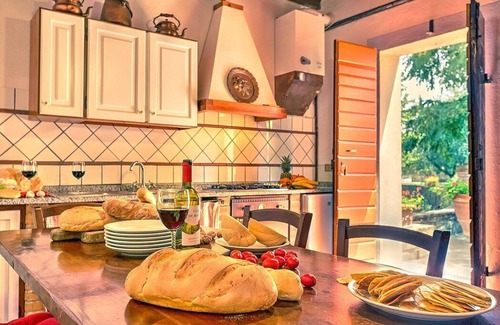 Peccioli House | Casa Canarino E: A welcoming apartment surrounded by the greenery.