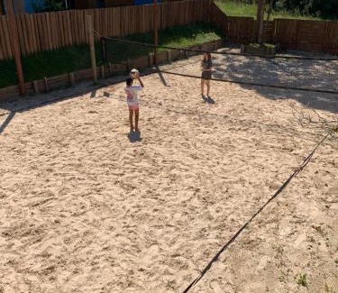 Praia do Rosa Villa | Casa com Banheira, Piscina e Quadra de Areia