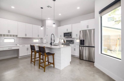 Highland House | Casa Contempo - Sleeps 6, Parking, Pool, Yard, NEW
