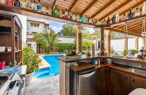 Illora Villa | Casa de Amigos La Latina con piscina, chimenea y barbacoa