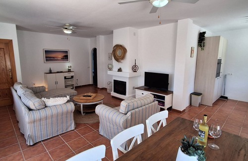 Vinuela Villa | Casa de los Leones – Holiday Villa with Stunning Mountain & Lake View