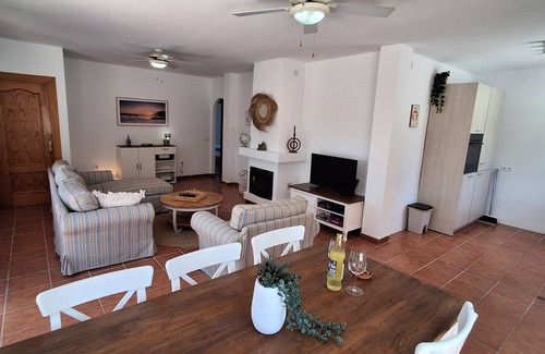 Vinuela Villa | Casa de los Leones – Holiday Villa with Stunning Mountain & Lake View